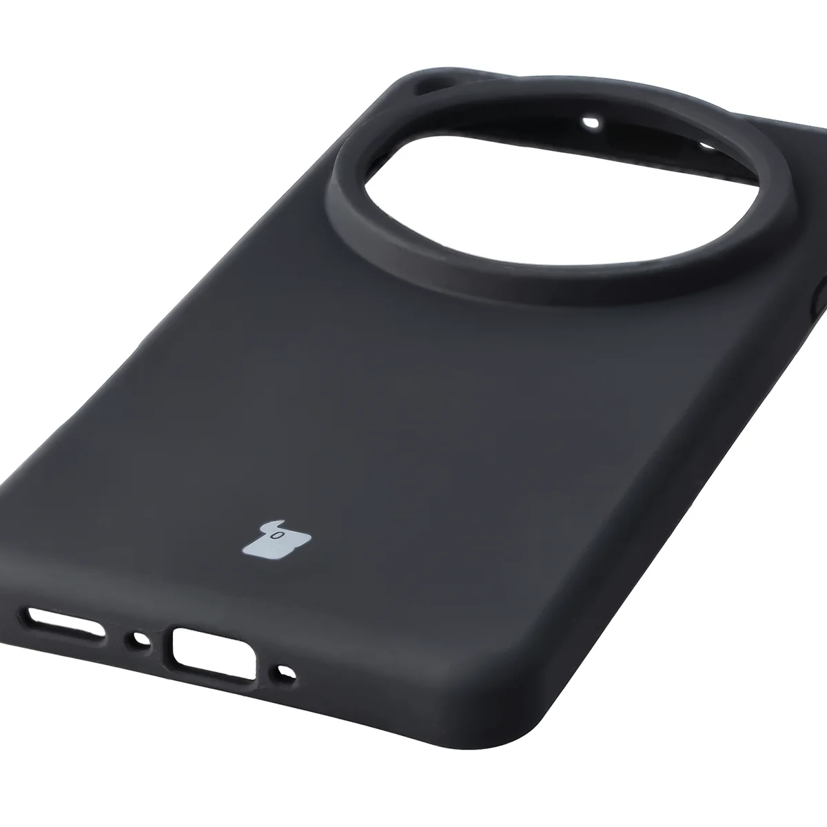 Zbliżenie na precyzyjne wycięcia i możliwość ładowania indukcyjnego w etui Bizon Soft Case do Oppo Find X9 Ultra