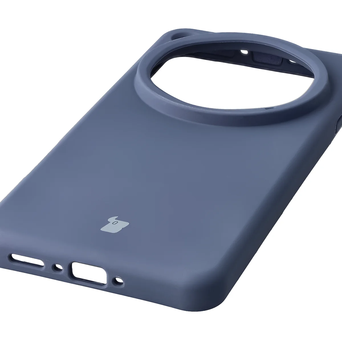 Zbliżenie na precyzyjne wycięcia i możliwość ładowania indukcyjnego w etui Bizon Soft Case do Oppo Find X9 Ultra